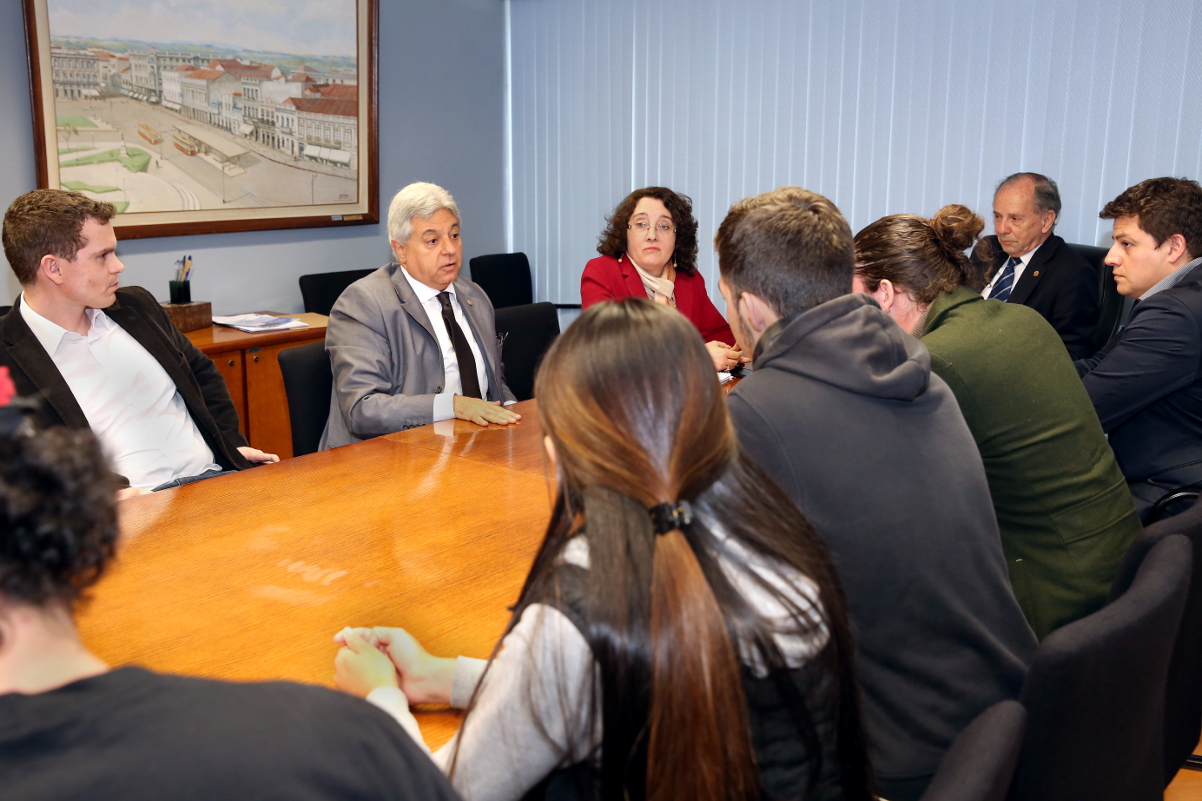 Câmara recebe movimento pela redução dos salários dos vereadores