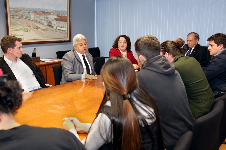 Câmara recebe movimento pela redução dos salários dos vereadores