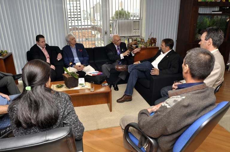 Câmara recebe visita de Américo de Souza 