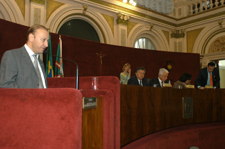 Câmara transforma craque em cidadão curitibano 