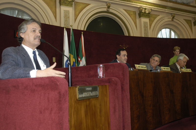 Caron fala a vereadores sobre o Centro Cívico 