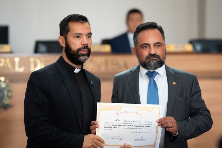 Padre Silvio Roberto, da Casa Pró-Vida, é homenageado na Câmara de Curitiba