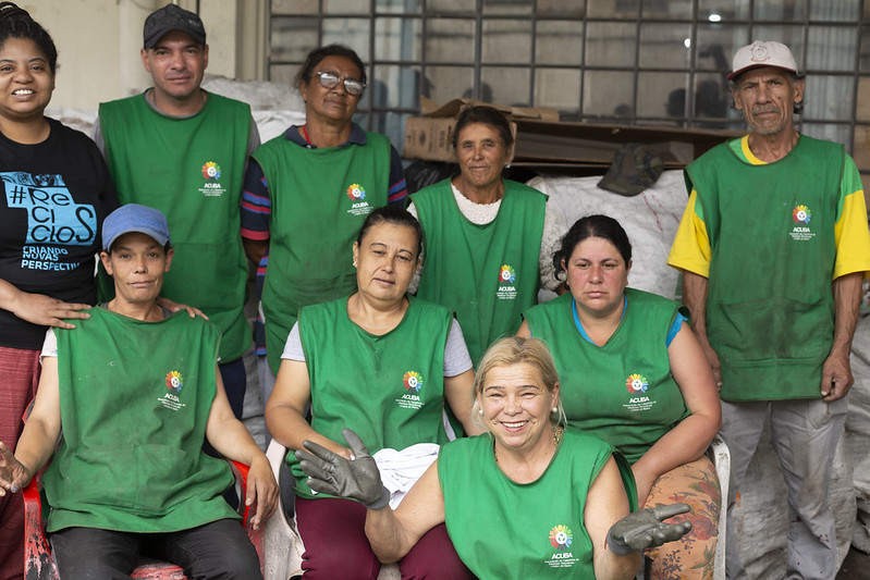 Catadores de cooperativa alertam a erros na separação dos recicláveis