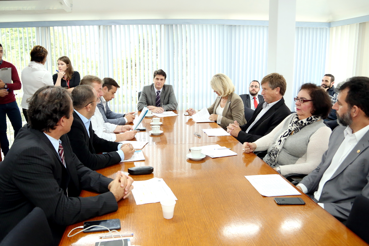 CCJ acata animais em ônibus e arquiva mudanças na taxa de lixo 