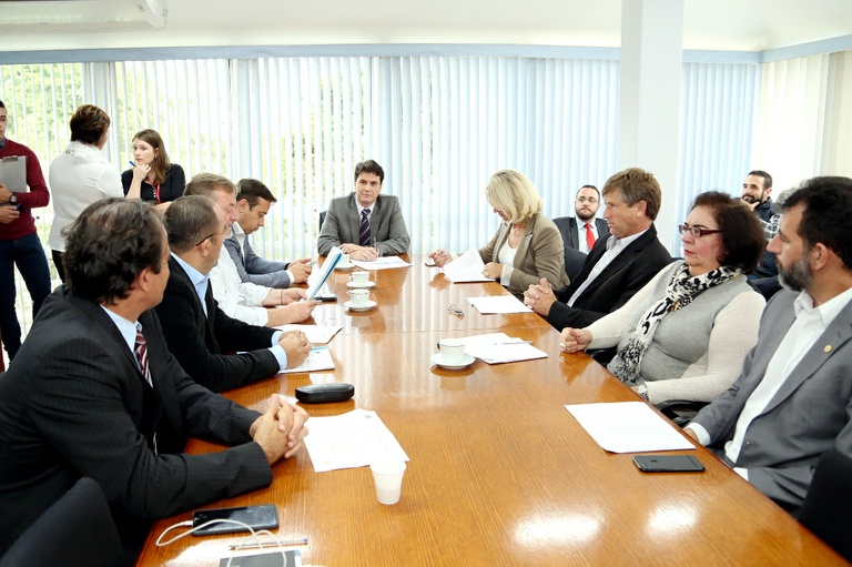 CCJ acata animais em ônibus e arquiva mudanças na taxa de lixo 