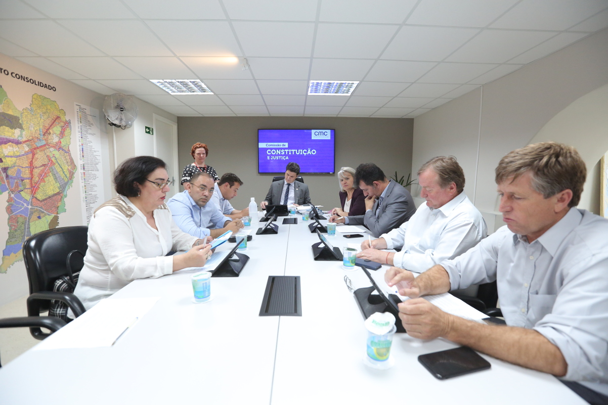 CCJ acata reajuste na remuneração de servidores municipais