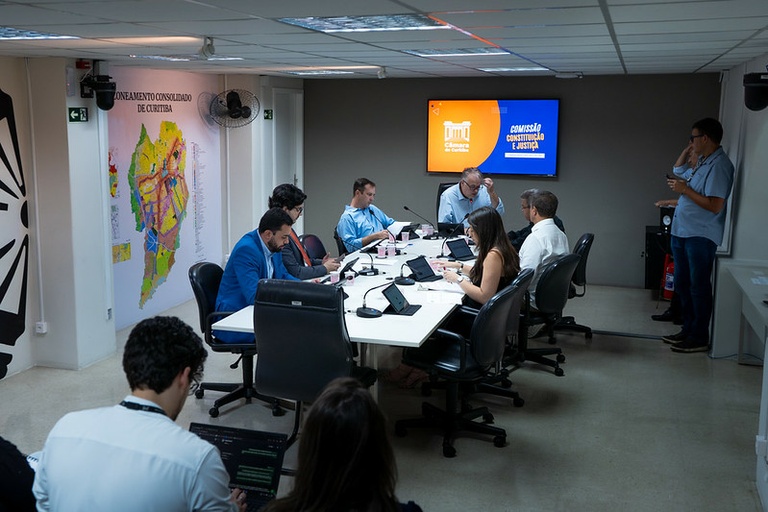 CCJ aprova trâmite de projeto para proibir atletas transexuais em Curitiba