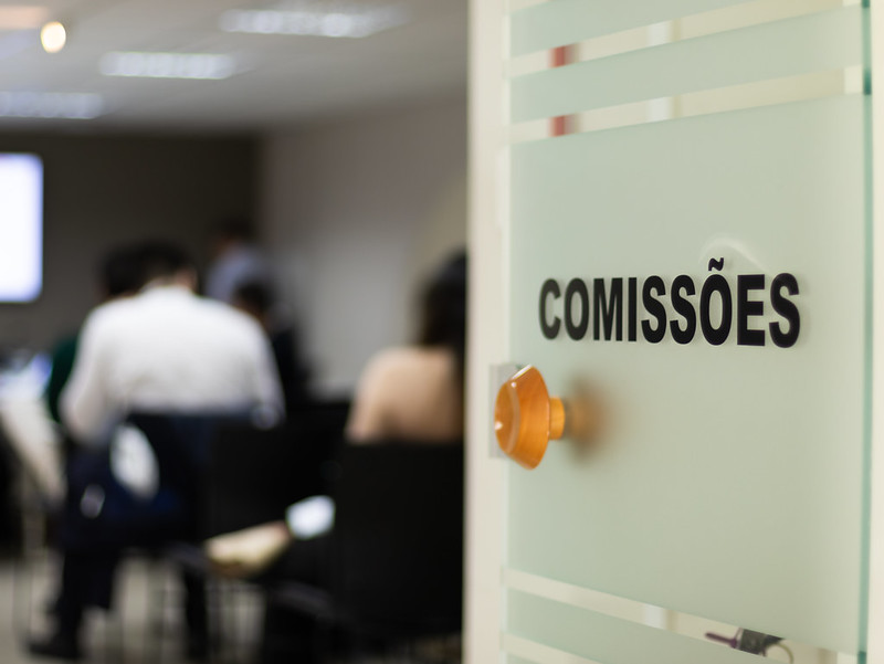 CCJ aprova trâmite de três projetos de lei sobre educação em Curitiba