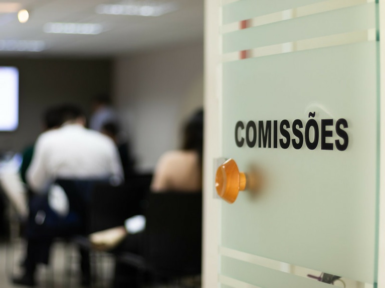 CCJ aprova trâmite de três projetos de lei sobre educação em Curitiba