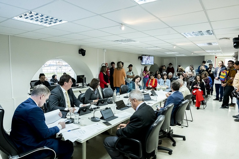 CCJ arquiva cota para pessoas trans nos concursos públicos de Curitiba