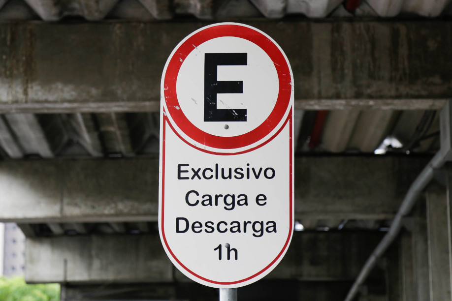 CCJ arquiva projeto que liberava vagas para veículos de entregas em Curitiba