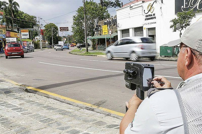 CCJ avalia proibição a radares móveis de velocidade em Curitiba