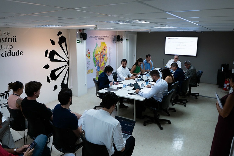CCJ da Câmara de Curitiba avança com 25 projetos nas áreas de saúde e educação.