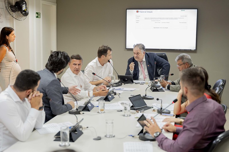 CCJ libera 7 projetos; exigência de antecedentes para professores é um deles