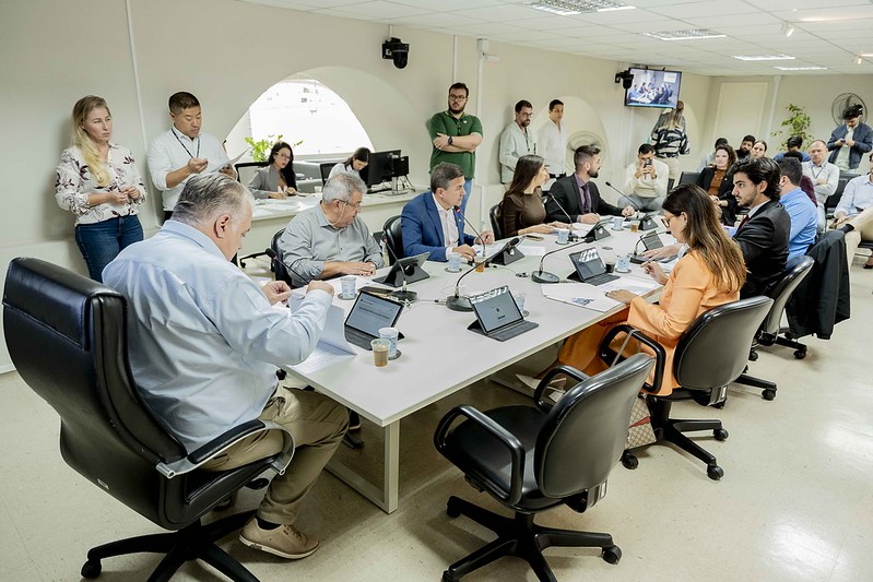 Cemitérios, Disque Autismo e EstaR: CCJ avaliza 15 projetos dos vereadores