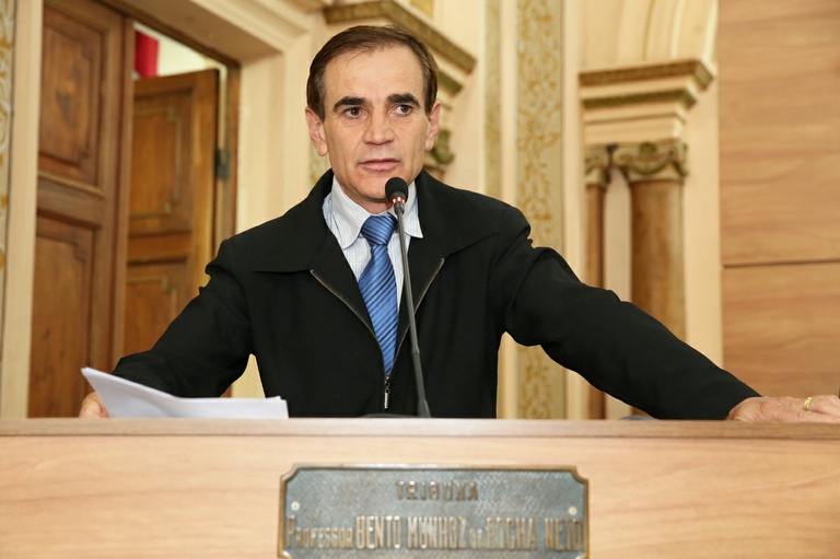 Chicarelli homenageia dentista com cidadania honorária