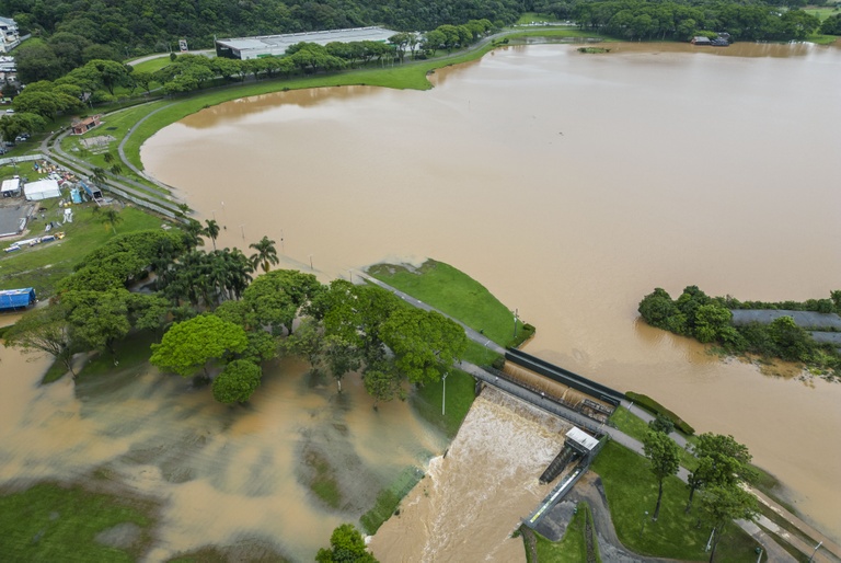 Chuvas em Curitiba: sancionada lei que amplia soluções contra enchentes 