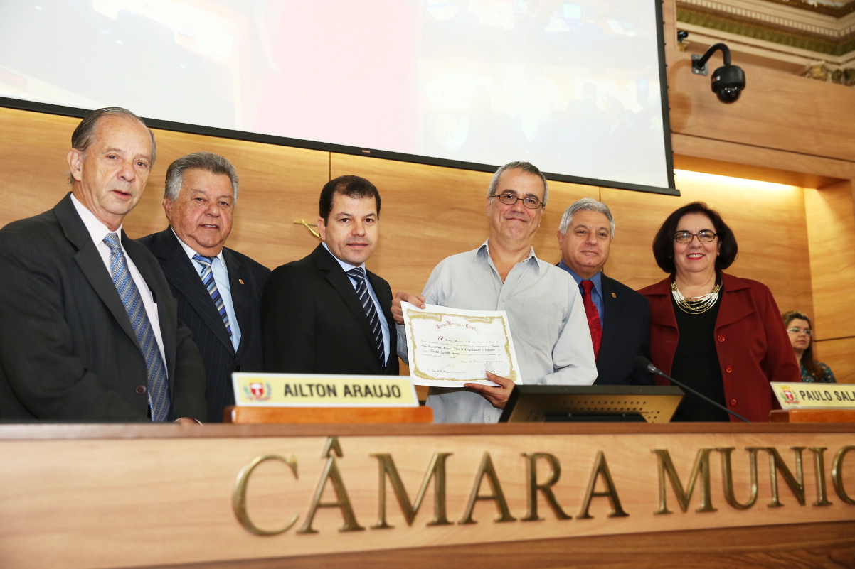 Cineasta premiado recebe homenagem na Câmara de Curitiba