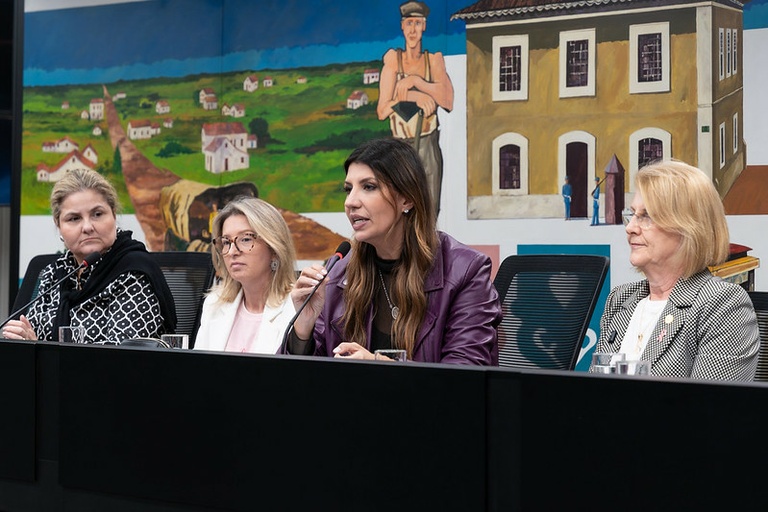 Climatério: audiência discute saúde da mulher durante a menopausa 