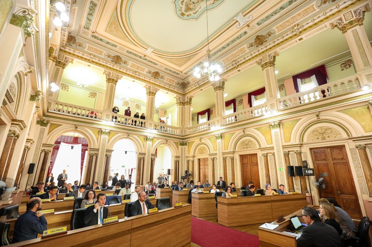 CMC acata aporte à CuritibaPrev e extinção de cargos em 1º turno