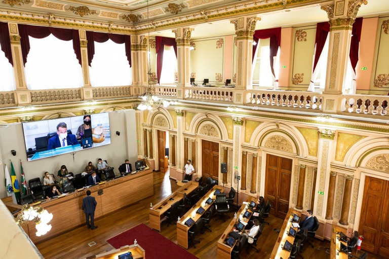 Aprovada inclusão do símbolo do autismo nas vagas especiais