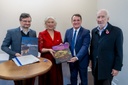 CMC celebra 215 anos do Paraguai com doação de livros e iluminação especial 