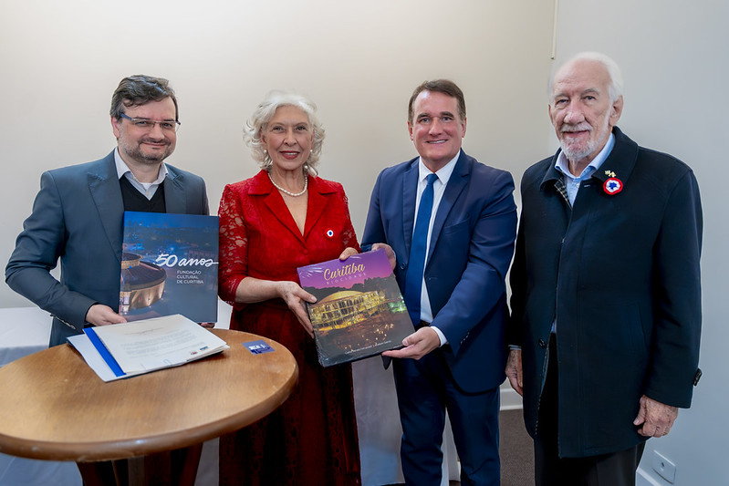 CMC celebra 215 anos do Paraguai com doação de livros e iluminação especial 