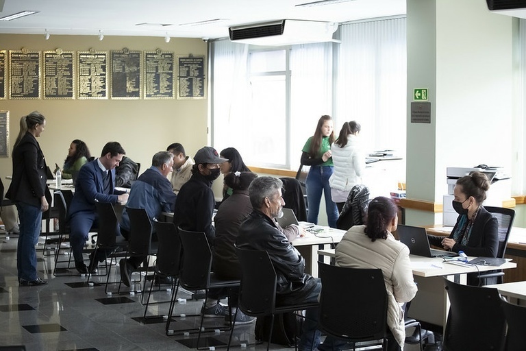 CMC conclui licitação de mobiliário com economicidade de 30,64%