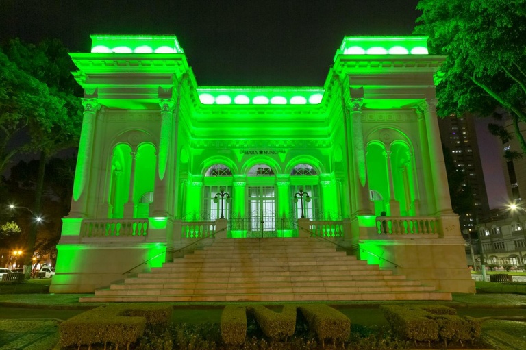 CMC fecha agosto com iluminação alusiva ao Dia do Nutricionista