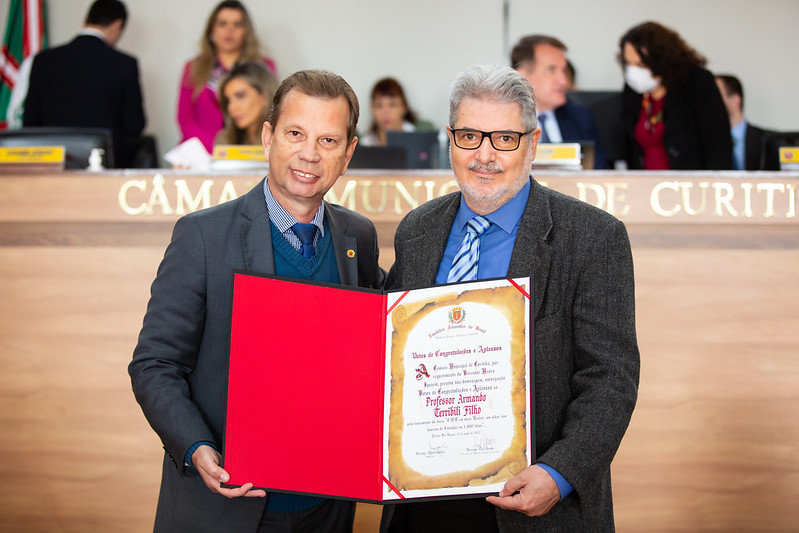 CMC homenageia autor do livro “Curitiba sobre duas rodas”