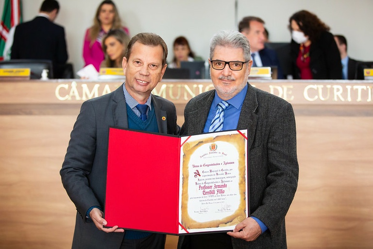 CMC homenageia autor do livro “Curitiba sobre duas rodas”