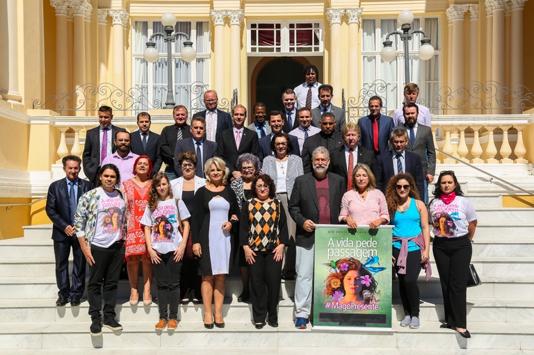 CMC homenageia Magó e motorista; alerta a mulheres da periferia