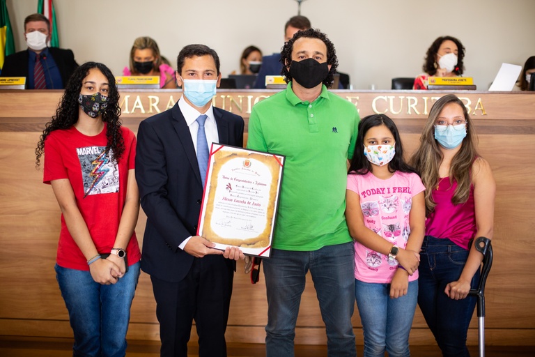 CMC homenageia motorista de ônibus que prestou ajuda à passageira com deficiência