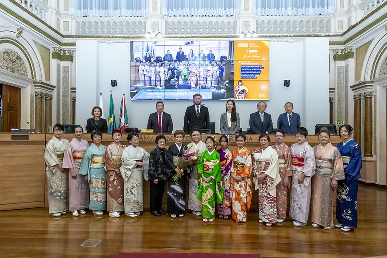Câmara homenageia professora de dança clássica japonesa