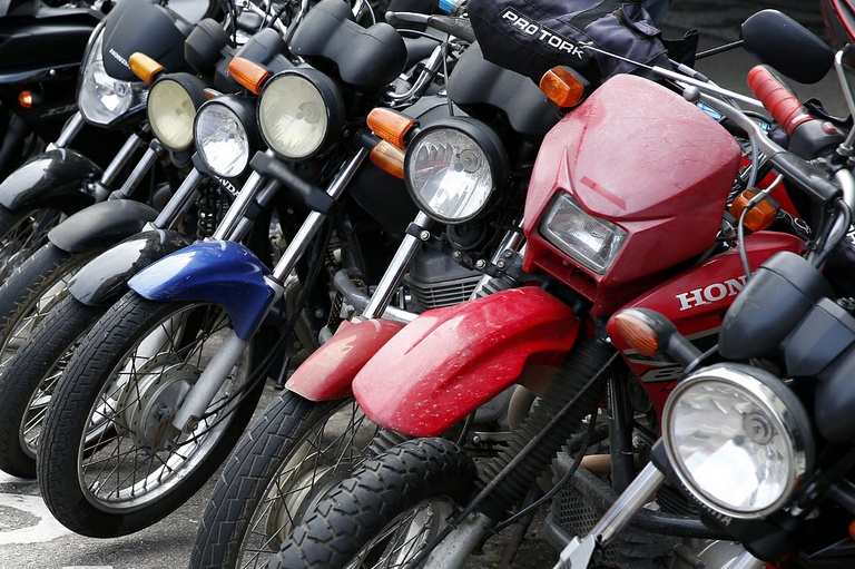 Cobrança reduzida para motos em estacionamentos retorna a comissão