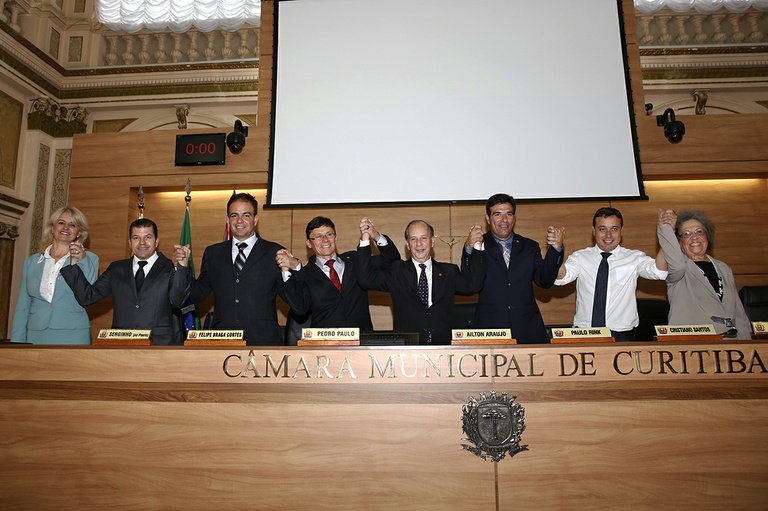Com 25 votos, Araújo é eleito presidente da Câmara de Curitiba