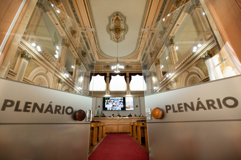 Com 8 eleitas, bancada feminina mantém patamar de 2016