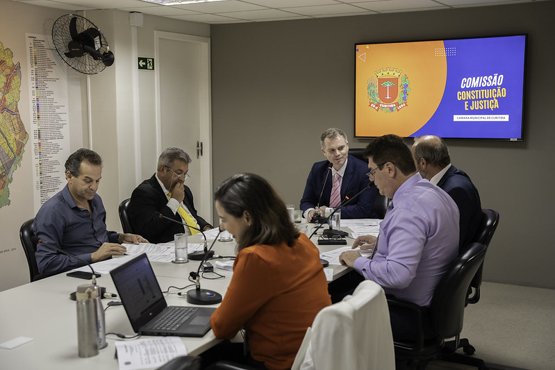 Com aval da CCJ, Câmara discutirá inclusão de autistas em prioridade de filas