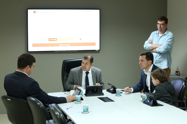 Com aval de Urbanismo, faixa reflexiva em caçambas pode ir a plenário