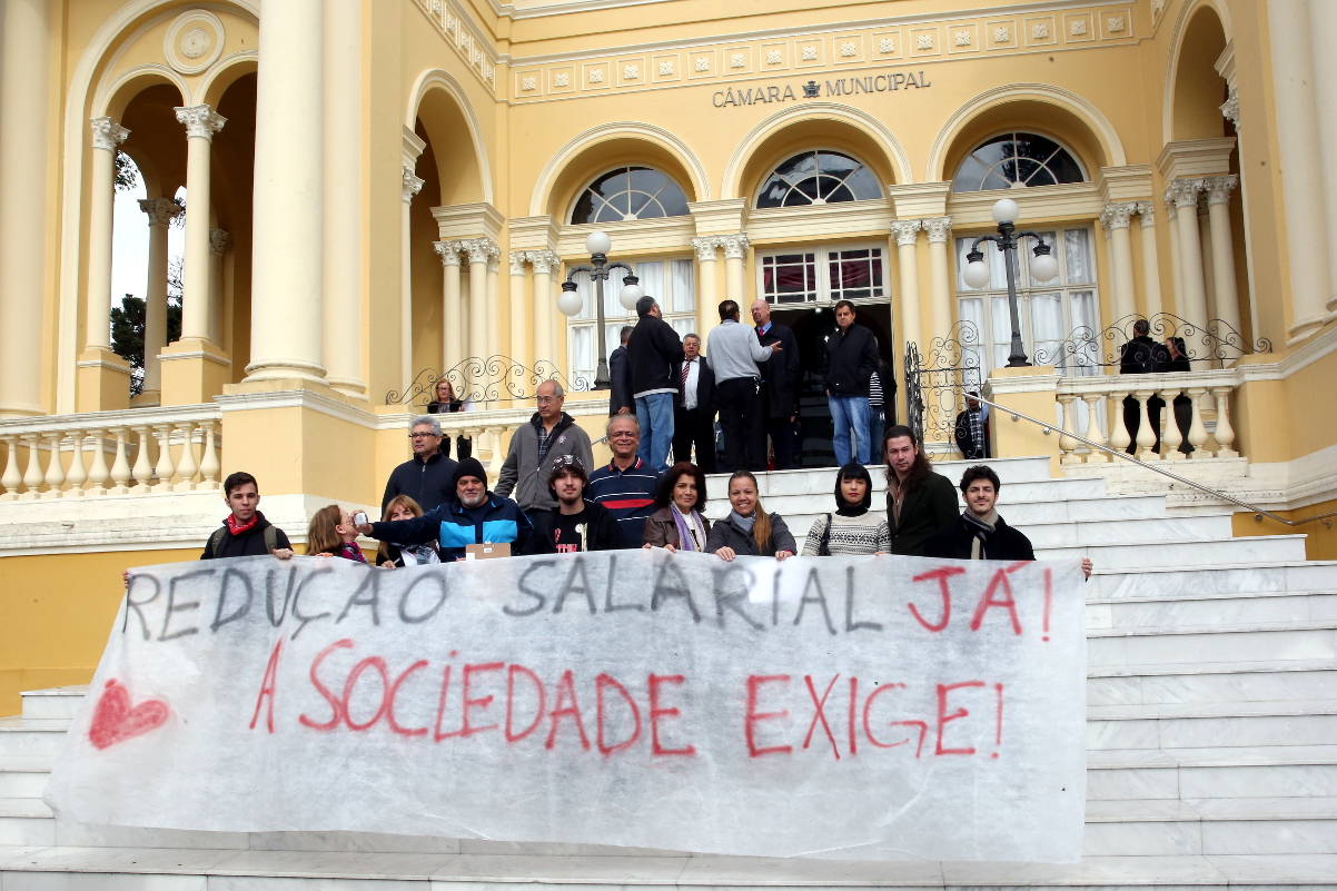 Com baixa adesão, movimento pela redução salarial chega à Câmara