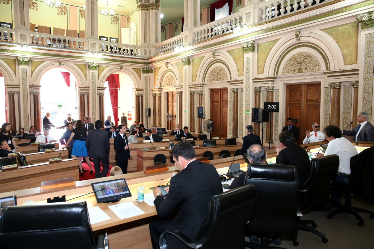 Com críticas à "concorrência", vereadores defendem candidatos