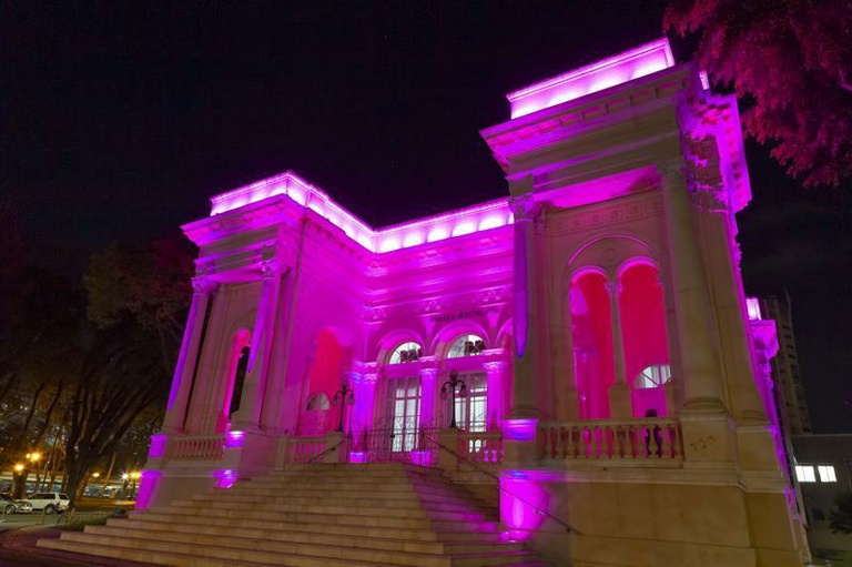 Com o Palácio Rio Branco iluminado, CMC tem ações do Outubro Rosa
