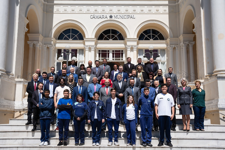 Com o TRE-PR, Câmara de Curitiba empossa 5ª turma do Parlamento Jovem