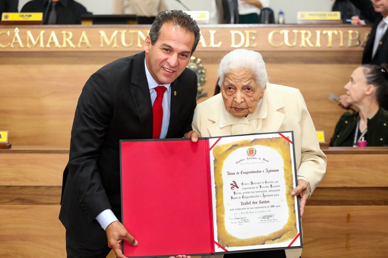 Com quase 100 anos, Izabel dos Santos é homenageada pela Câmara