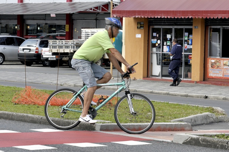 Com veto parcial, prefeito sanciona lei que reserva vagas para bicicletas