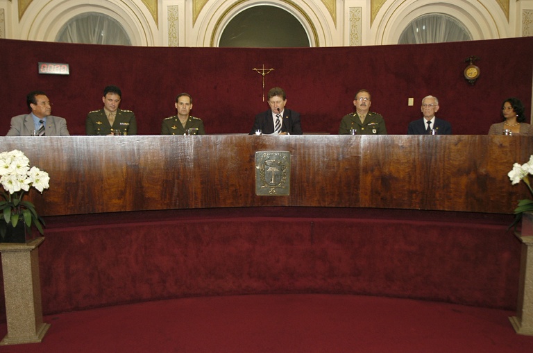 Comandante do Colégio Militar recebe cidadania 