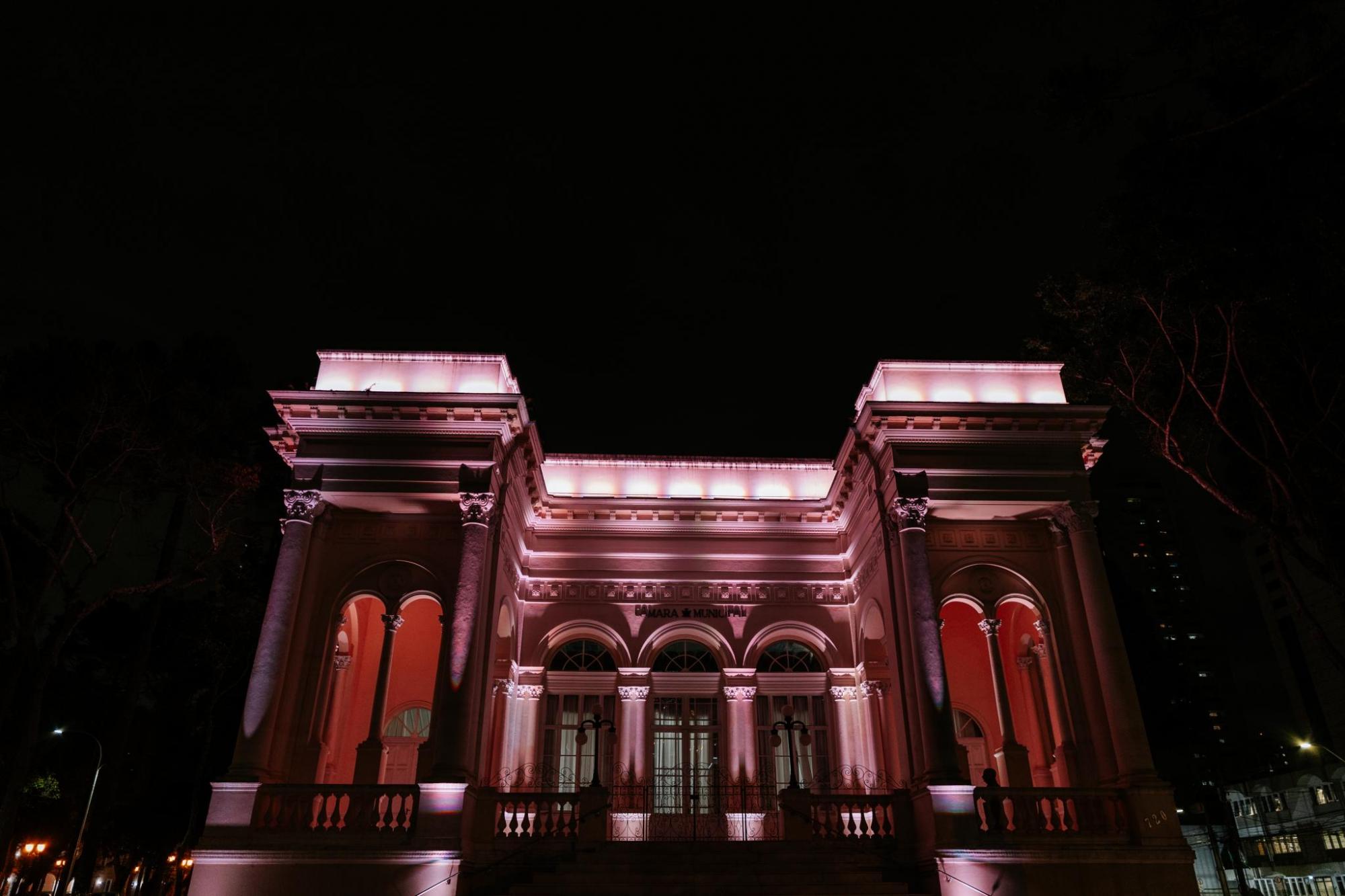 Combate à Intolerância Religiosa: Câmara de Curitiba se ilumina em apoio à causa