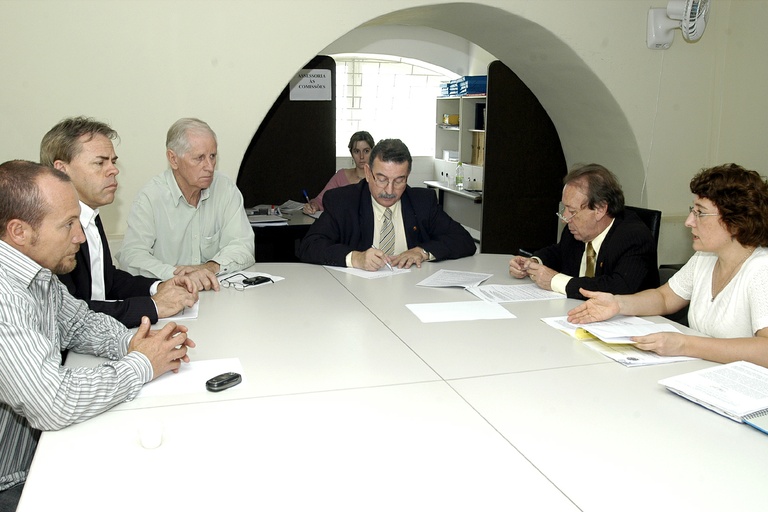 Comissão analisa 180 dias de licença-maternidade 