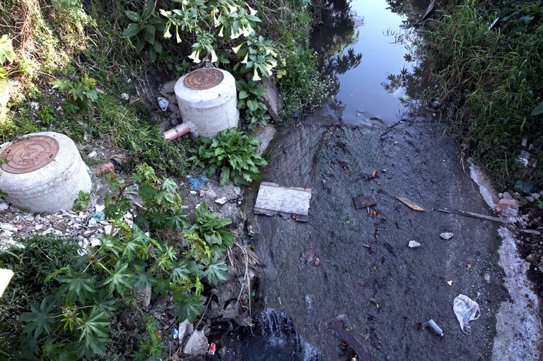 Comissão analisa aumento de multa por esgoto e obra irregulares 