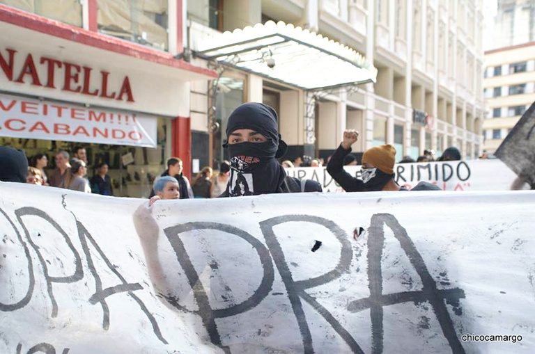 Comissão analisa restrição ao uso de máscaras em manifestações